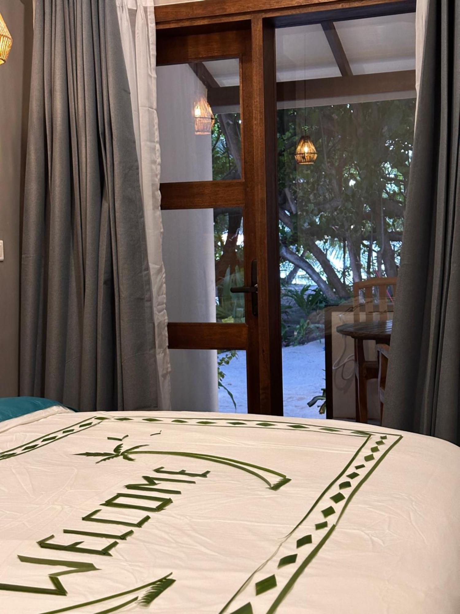 Dhigurah Beach Inn Exterior photo